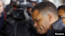 美国前众议员小杰西.杰克逊2013年2月走入法院