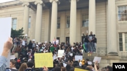 華盛頓近郊馬里蘭州洛克韋爾市一所高中的學生走出校園，在一座法院大樓的台階集會，抗議川普當選美國總統。（2016年11月16日）