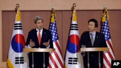 美國國務卿克里與韓國外交通商部長官尹炳世一同對媒體發表講話。