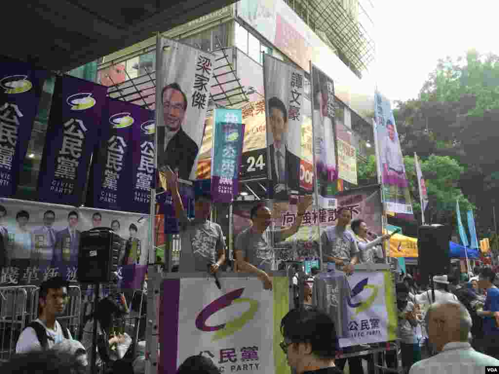  数万港人参加七一大游行誓言守护香港（美国之音海彦拍摄）