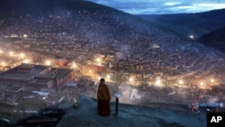 一位尼姑站在四川省甘孜藏族自治州色達縣境內的喇榮五明佛學院的宿舍附近（2006年10月1日）