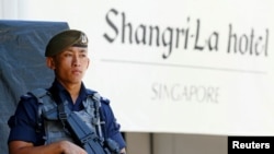 一名警衛守衛著香格里拉對話會所在地外。（2019年5月31日）