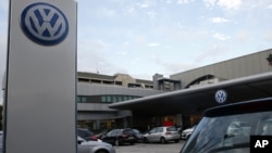 意大利米兰的德国大众汽车经销商提供的汽车（2015年10月15日）