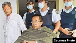 陳水扁在醫護人員陪伴下做體檢（照片由陳水扁辦公室提供）(資料圖片）