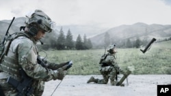 ການອະນຸມັດຂາຍອາວຸດໃຫ້ແກ່ ໄຕ້ຫວັນ ລວມມີອາວຸດຕ້ານບຸກຄະລາກອນ Switchblade 300 ແລະອາວຸດລູກຫວ່ານຕ້ານລົດຫຸ້ມເກາະ. ລະເບີດລູກຫວ່ານ ແມ່ນລູກສອນໄຟນຳວິຖີຂະໜາດນ້ອຍທີ່ສາມາດບິນອ້ອມຮອບເຂດເປົ້າໝາຍໄດ້ ຈົນກວ່າພວກມັນຈະຖືກສັ່ງໃຫ້ໂຈມຕີ.