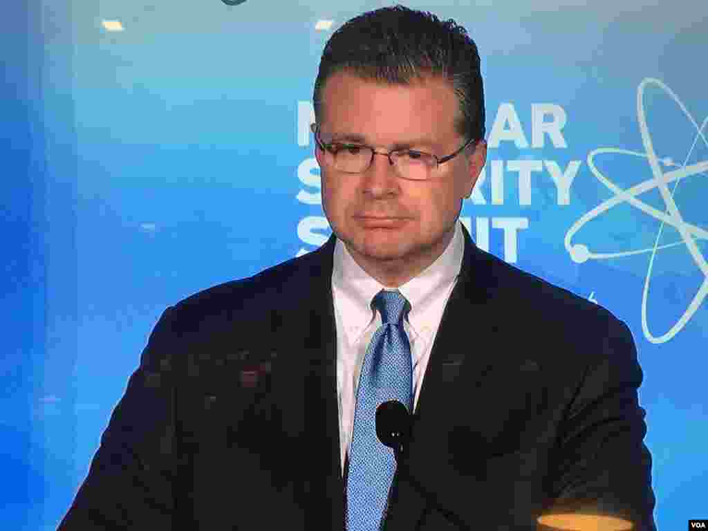 国家安全委员会亚洲事务资深主任康达回答记者提问（美国之音莉雅拍摄） 