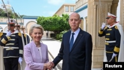 Rais wa Tunisia Kais Saied akisalimiana na Rais wa tume ya Umoja wa Ulaya Ursula von der Leyen mjini Tunis, Juni 11, 2023.