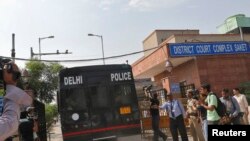 警方押送疑犯到法庭受審