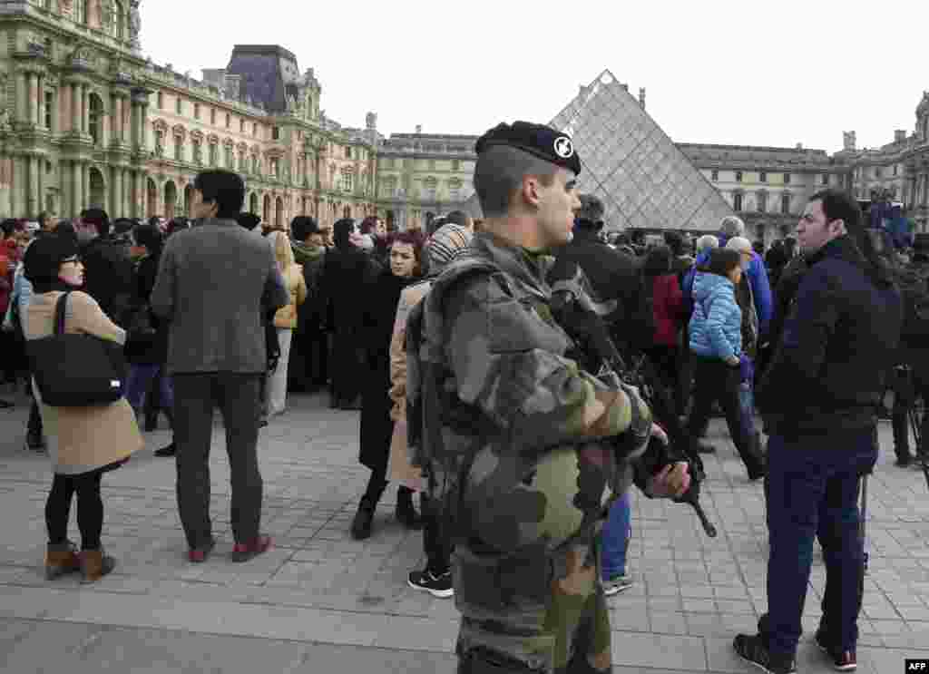 2015年11月16日，军人在卢浮宫一带巡逻