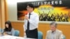 台湾民意基金会举行台湾政党形象民调发布记者会（美国之音张永泰拍摄）