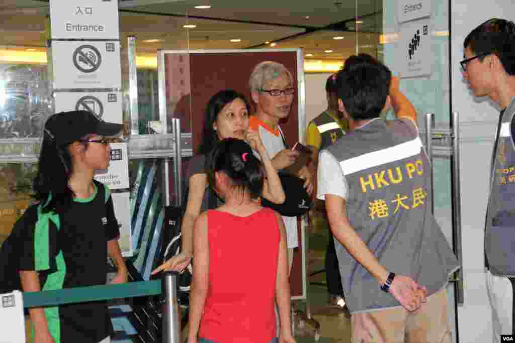 和平佔中運動全民投票港大投票站(美國之音海彥拍攝)