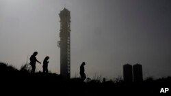 ໝອກປົກຄຸມໄປທົ່ວພື້ນທີ່ ຂະນະທີ່ພວກຄົນທີ່ໄປຊົມ ການສົ່ງຈະຫຼວດຂະໜາດໃຫຍ່ໂຕ ຂອງຍານອະວະກາດ Starship ຂອງບໍລິສັດ SpaceX ທີ່ກຳລັງກຽມການບິນທົດລອງຄັ້ງທີສາມ ຈາກຖານສົ່ງ Starbase ໃນເມືອງໂບກາ ຊິກກາ (Boca Chica) ລັດເທັກຊັສ, ວັນທີ 13 ມີນາ 2024.