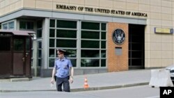 Вход на территорию посольства США в Москве. Россия (архивное фото)