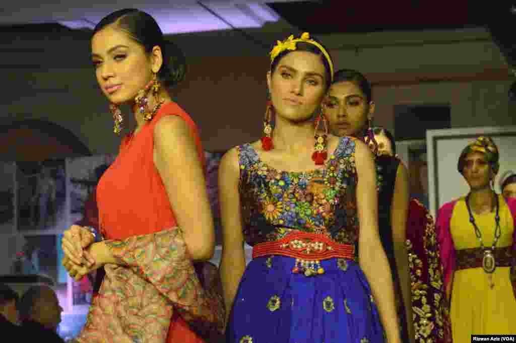 伊斯兰堡的时装秀展示阿富汗难民手工制作的首饰（联合国难民署，2018年9月8日）。