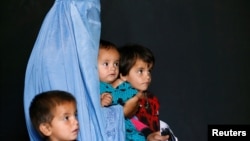 一个从巴基斯坦返回阿富汗的家庭在联合国难民署（UNHCR）观看一个矿物爆炸及保护措施的视频(2016年9月27日)