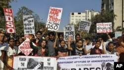 全印度民主學生組織的成員星期一在印度艾哈邁達巴德舉行抗議﹐譴責殘暴的輪姦事件