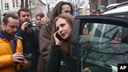 俄羅斯朋克樂隊“暴動小貓”其中一名成員阿廖欣娜獲釋後登上一部汽車離開監獄。