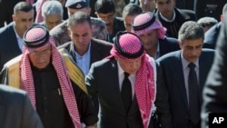 約旦國王阿卜杜拉(中)與約旦飛行員卡薩斯貝赫的父親(左)2月5日抵達飛行員卡薩斯貝赫的家鄉出席追思會。