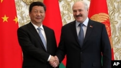 中国国家主席习近平（左）和白俄罗斯总统卢卡申科2015年5月10日在明斯克举行会晤