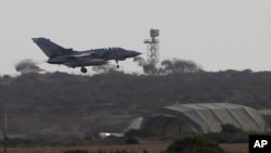 一架战机返回在塞浦路斯南部的一个英国皇家空军基地（资料图）