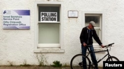 一個蘇格蘭投票站外