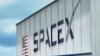 Logo của SpaceX tại Trung tâm vũ trụ Kennedy ở Cape Canaveral, bang Florida, Hoa Kỳ.