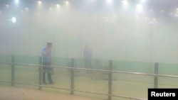 北京首都机场爆炸事件: 警察观察现场