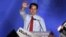2012美国共和党籍的威斯康辛州州长沃克2012年六月五号在该州罢免选举中获胜后在该州的庆功会上向支持者招手