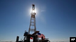 资料照 - 2020 年 7 月 29 日，德克萨斯州米德兰的一个石油钻井平台。