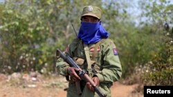 ທະ​ຫານກະ​ບົດ​ຂອງ​ກອ​ທັບ​ບົກ​ພັນ​ທະ​ມິດ​ປະ​ຊາ​ທິ​ປະ​ໄຕ​ແຫ່ງ​ຊາດ ມຽນ​ມາ ຖື​ປືນ​ຍາວ​ໃນ​ຂະ​ນະ​ທີ່​ລາວ​ຍາມ​ຢູ່​ໃກ້​ກັບ​ຖານ​ທັບ​ໃນ​ພາກ​ພື້ນ ໂກ​ກາງ.