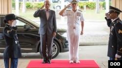 美军太平洋司令部司令哈里斯上将2016年9月29日欢迎菲律宾国防部长洛伦扎纳访问夏威夷 （美国国防部照片）