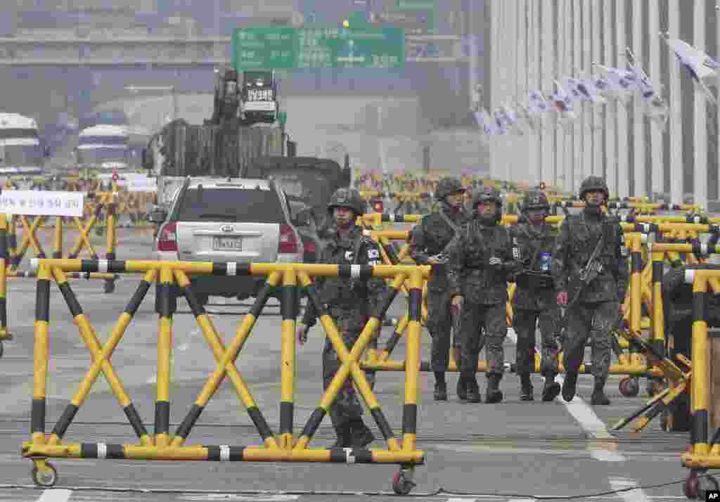 2013年4月25日，韩国军队在坡州通往非军事区的统一桥上巡逻。