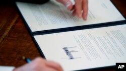 川普總統今年1月下旬簽署的行政令資料照