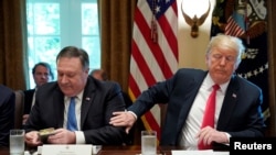 蓬佩奥2018年8月16日在白宫与川普一起开会（路透社）