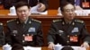 中共中央军委原政治工作部主任张阳（左）与中共中央军委原联合参谋部参谋长房峰辉在北京人大会堂参加全国人大会议。（2017年 3月8日）