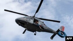 ສະ​ມາ​ຊິກກອງ​ທັບ​ເຮືອ​ແຫ່ງ​ຊາດ ໂຄ​ລອມ​ເບຍ ຄຳ​ນັບ​ຈາກ​ເຮືອ​ບິນ ເຮ​ລິ​ຄັອບ​ເຕີ Z-9 ທີ່​ຜະ​ລິດ​ໃນ ຈີນ, ເຊິ່ງ​ເປັນ​ເຮືອ​ບິນ​ຊະ​ນິດ​ດຽວ​ກັນ​ກັບ​ຂອງກອງ​ທັບ​ອາ​ກາດ ກຳ​ປູ​ເຈຍ ທີ່ປະ​ສົບ​ອຸ​ບັດ​ຕິ​ເຫດ​ຕົກ. (Photo by Alejandro Martinez / AFP)