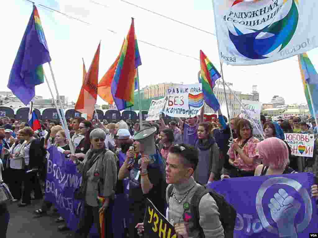 示威游行中的同性恋活动人士队伍。