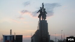 苏联象征，位于莫斯科北部的工人与农民塑像。(美国之音白桦 拍摄)
