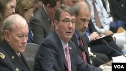 在美國眾議院軍委會上作證的美國國防部長阿什頓‧卡特(中) 和美軍參謀長聯席會議主席鄧普西上將(左)