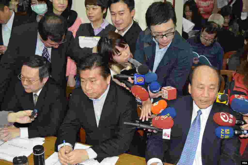 部会首长无奈等候备询 （美国之音申华拍摄） 