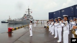 中国海军军乐队欢迎美国海军本福德号导弹驱逐舰抵达青岛。（2016年8月8日）