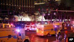 2015年12月20日拉斯维加斯警察和救护车赶到车祸现场救援。