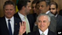 巴西临时总统特梅尔抵达巴西利亚的总统府发表讲话。（2016年5月12日）