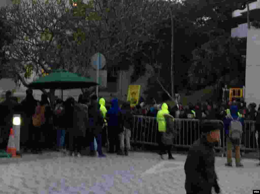 香港大學罷課學生和一些民間團體在港大校委會會場外抗議(美國之音海彥拍攝)