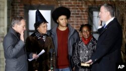 德布拉西奥（右）在家人陪伴下宣誓就任纽约市长。