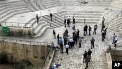 以色列警員圍著被擊斃的巴勒斯坦人