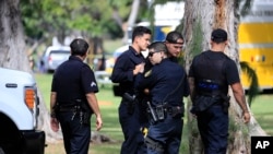 枪击现场附近的警察。