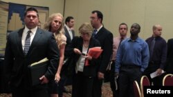 事業人士7月19日在紐約梅爾維爾的一個招工會上排隊等待和招工人員面