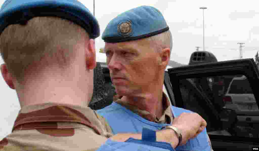 The head of the UN mission in Syria, General Robert Mood, in Hama, May 3, 2012. (E. Arrott/VOA)