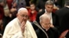 2024 年 12 月 19 日，罗马天主教教宗方济各在梵蒂冈圣彼得大教堂接见朝圣者。 